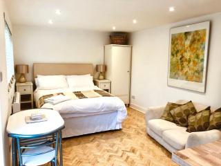 Charming studio suite minimum 2 night stay - Southwick - 5