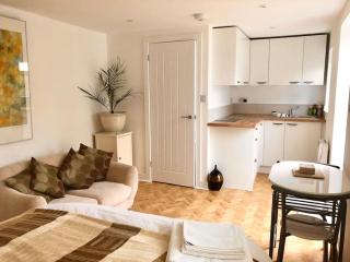 Charming studio suite minimum 2 night stay - Southwick - 1
