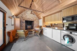 The Stone Cottage at Wollondibby - Heritage Listed l Renovated l Fire Place - Crackenback - 6