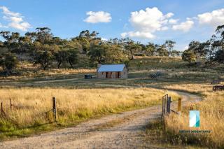 The Stone Cottage at Wollondibby - Heritage Listed l Renovated l Fire Place - Crackenback - 1