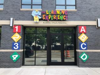 Flamboyant 1BR Near EWR w/ Gym - Newark - 6