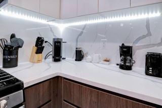Flamboyant 1BR Near EWR w/ Gym - Newark - 4