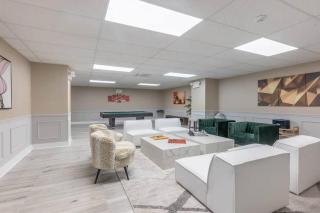 Flamboyant 1BR Near EWR w/ Gym - Newark - 3
