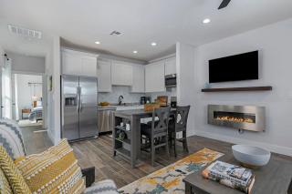 Eagle Street Retreat, privacy fence with Hot Tub! - Fredericksburg - 8