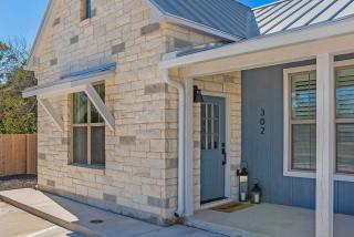 Eagle Street Retreat, privacy fence with Hot Tub! - Fredericksburg - 6