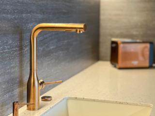 Cozy Designer Apartments, Self Check-In & FREE Parking - 1