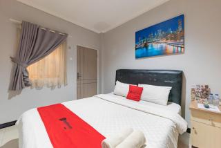 RedDoorz near Botani Square Mall - 9