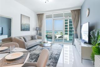 Picturesque 1BR with Sea View and Beach Access - Dubai - 0