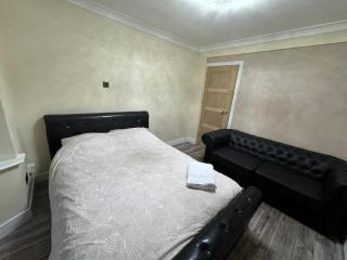 Modern 4-bedroom entire house with Garden - 9