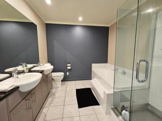 Executive, Spacious & Modern Home, 8 Beds! - 1