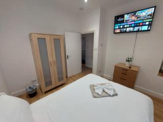 Cosy North Kensington Family apartment for 4 persons - Children stay free Netflix in all bedrooms Close to underground and overground stations - very convenient for Wembley Stadium - 8