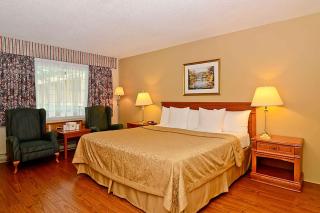 Super 8 by Wyndham Gananoque - Country Squire Resort - Gananoque - 3