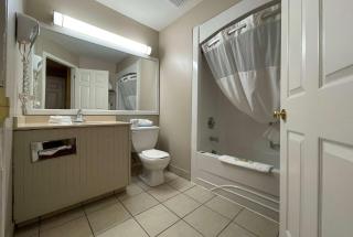 Super 8 by Wyndham Gananoque - Country Squire Resort - Gananoque - 2