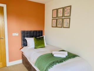 Just £45pppn! Prime Comfort for Contractors with Spacious Parking, Plush Beds, Top-notch Amenities, Flexible Stays & Lightning-Fast Internet - Woking - 9