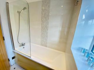 Just £45pppn! Prime Comfort for Contractors with Spacious Parking, Plush Beds, Top-notch Amenities, Flexible Stays & Lightning-Fast Internet - Woking - 7