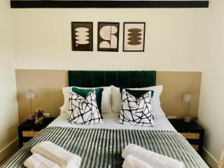Just £45pppn! Prime Comfort for Contractors with Spacious Parking, Plush Beds, Top-notch Amenities, Flexible Stays & Lightning-Fast Internet - Woking - 6