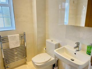 Just £45pppn! Prime Comfort for Contractors with Spacious Parking, Plush Beds, Top-notch Amenities, Flexible Stays & Lightning-Fast Internet - Woking - 4