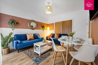 Insurance Stays - Relocations - Contractors - Accessible ground floor Bed and Bathroom-4 bedroom Hall Green House with 7 Separate Beds and Drive - Birmingham - 0