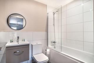 Modern & Stylish 2 Bed Apartment in Manchester - 6
