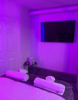 Luxury Urban Hideaway with private hot tub & Pole - Croydon - 4