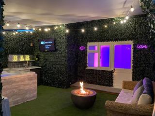 Luxury Urban Hideaway with private hot tub & Pole - Croydon - 3