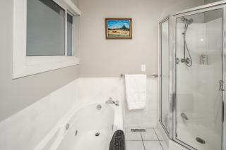 A-Home by chinook mall and Heritage park - Calgary - 7