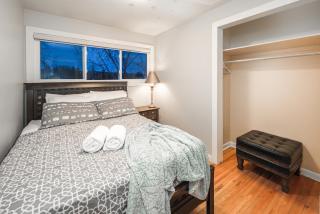 A-Home by chinook mall and Heritage park - Calgary - 8