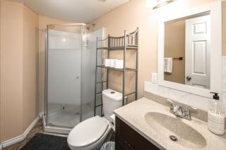 A-Home by chinook mall and Heritage park - Calgary - 4