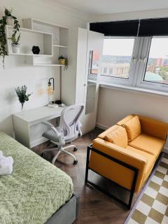 Private Room in Modern Shared Apartment, Each with Kitchenette, Central Birmingham R3 - 8