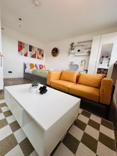 Private Room in Modern Shared Apartment, Each with Kitchenette, Central Birmingham R3 - 6