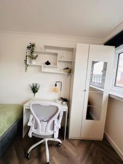 Private Room in Modern Shared Apartment, Each with Kitchenette, Central Birmingham R3 - 2