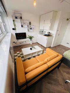 Private Room in Modern Shared Apartment, Each with Kitchenette, Central Birmingham R3 - 7
