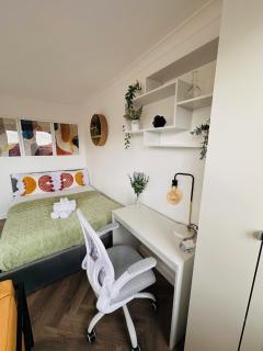 Private Room in Modern Shared Apartment, Each with Kitchenette, Central Birmingham R3 - 1