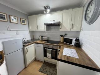 194, Belle Aire, Hemsby - Two bed recently renovated chalet, sleeps 4, pet friendly, free Wi-Fi and bed linen and towels included - Hemsby - 0