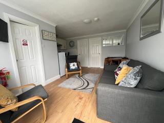 194, Belle Aire, Hemsby - Two bed recently renovated chalet, sleeps 4, pet friendly, free Wi-Fi and bed linen and towels included - Hemsby - 3