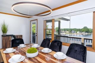 5BR Lakefront Getaway with hot tub - 2
