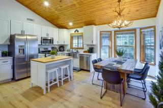 Big Bear Lake Retreat w/ Game Room: 1 Mi to Slopes - 8