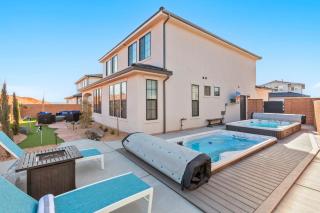 1308 Luxury Private Swim Spas, Putting Green, Ping Pong Table, and Game Room - 9