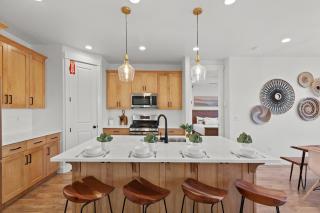 1308 Luxury Private Swim Spas, Putting Green, Ping Pong Table, and Game Room - Washington - 2