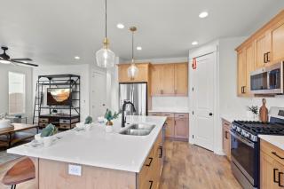 1308 Luxury Private Swim Spas, Putting Green, Ping Pong Table, and Game Room - Washington - 1