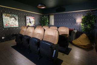 Deluxe 4 or 5 Bed House with Hot Tub, Cinema Room Sleeps 15 - Saffron Walden - 7