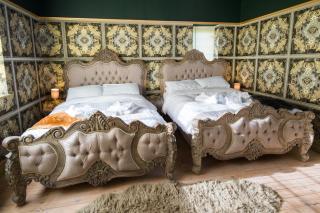 Deluxe 4 or 5 Bed House with Hot Tub, Cinema Room Sleeps 15 - Saffron Walden - 3