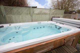 Magnificent 3-Bedroom Home with Swim Spa - Cheltenham - 5