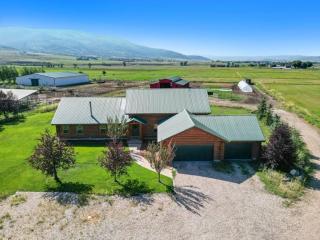 Splendor Valley Farms: Huge Log Cabin w/ Game Room - Kamas - 0