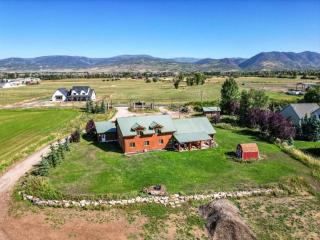 Splendor Valley Farms: Huge Log Cabin w/ Game Room - Kamas - 7