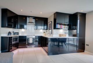 TALLEST BUILDING IN THE CITY CENTRE SLEEPS 5 incredible city mountain and Lagan views - Belfast - 6