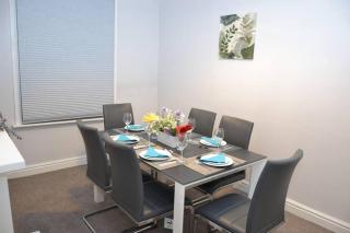 Salisbury - New 3br home, wifi, parking, sleeps 6, near Liverpool city centre - 3