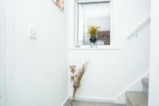 Contemporary Comfort Trendy Hideaway - 6