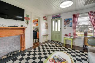 Retro Retreat in Llano with Screened Porch! - Llano - 6