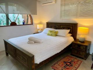 Beach Bliss - Private Suite, Tropical Tranquility, 3 mins walk to beach - 8